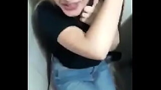 chica siente por primera vez el pene de su novio