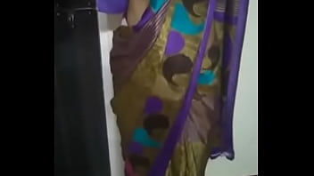 aunty ass back saree removing vedio