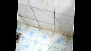 abang mandi adik terus masuk bilik air paksa buat sex