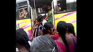 anty saree bus